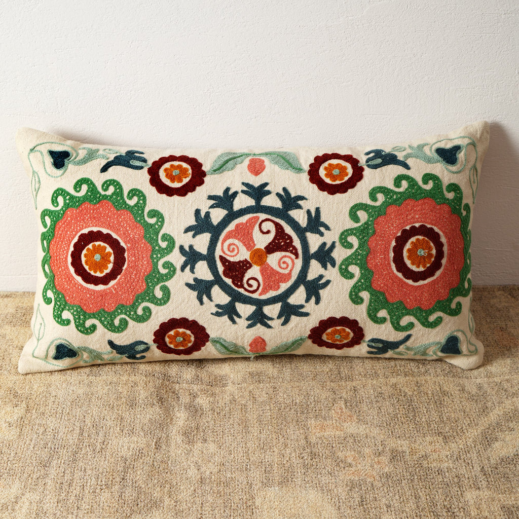 Katoenen bloemenleer geborduurd lendenkussen - 35 x 60 cm