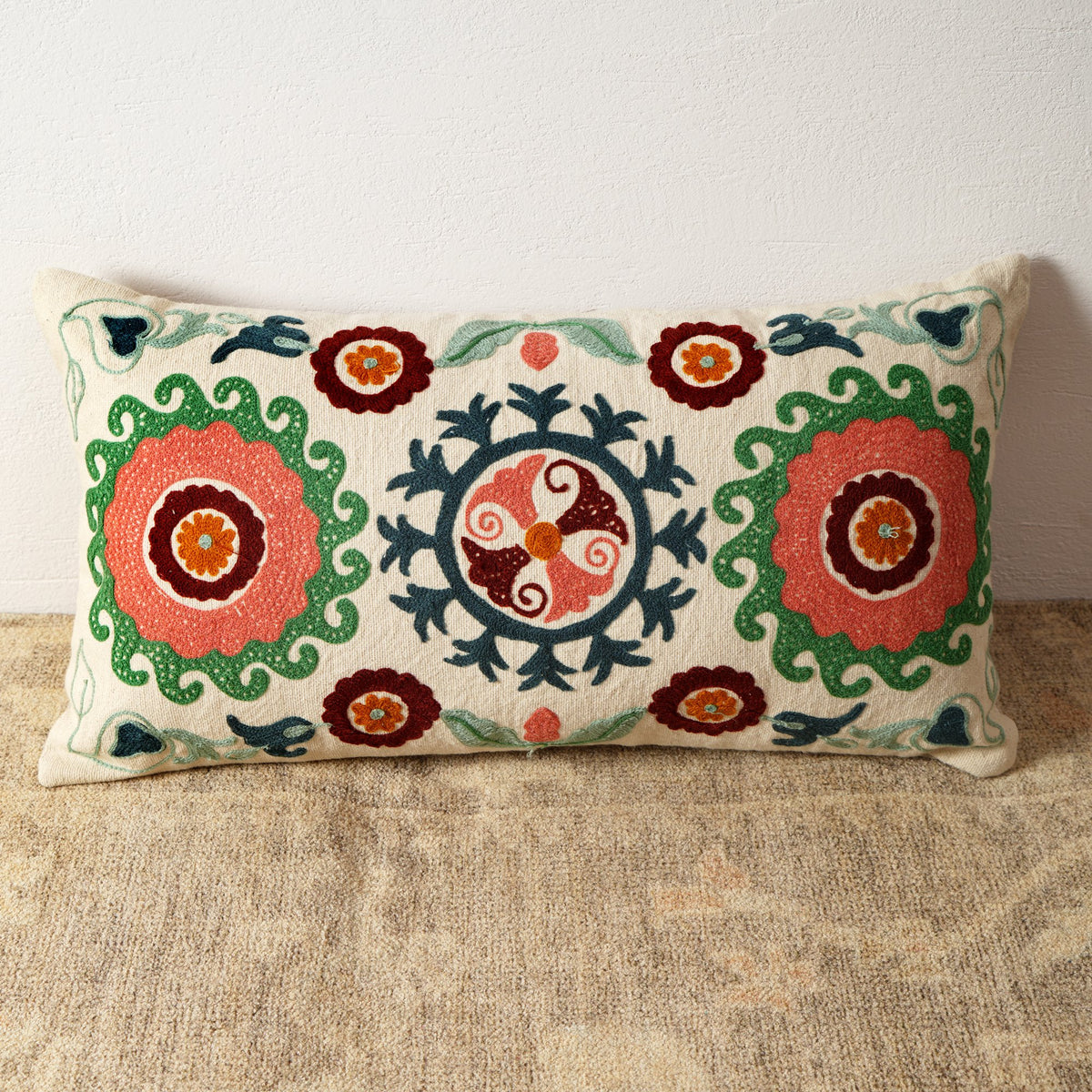 Katoenen bloemenleer geborduurd lendenkussen - 35 x 60 cm