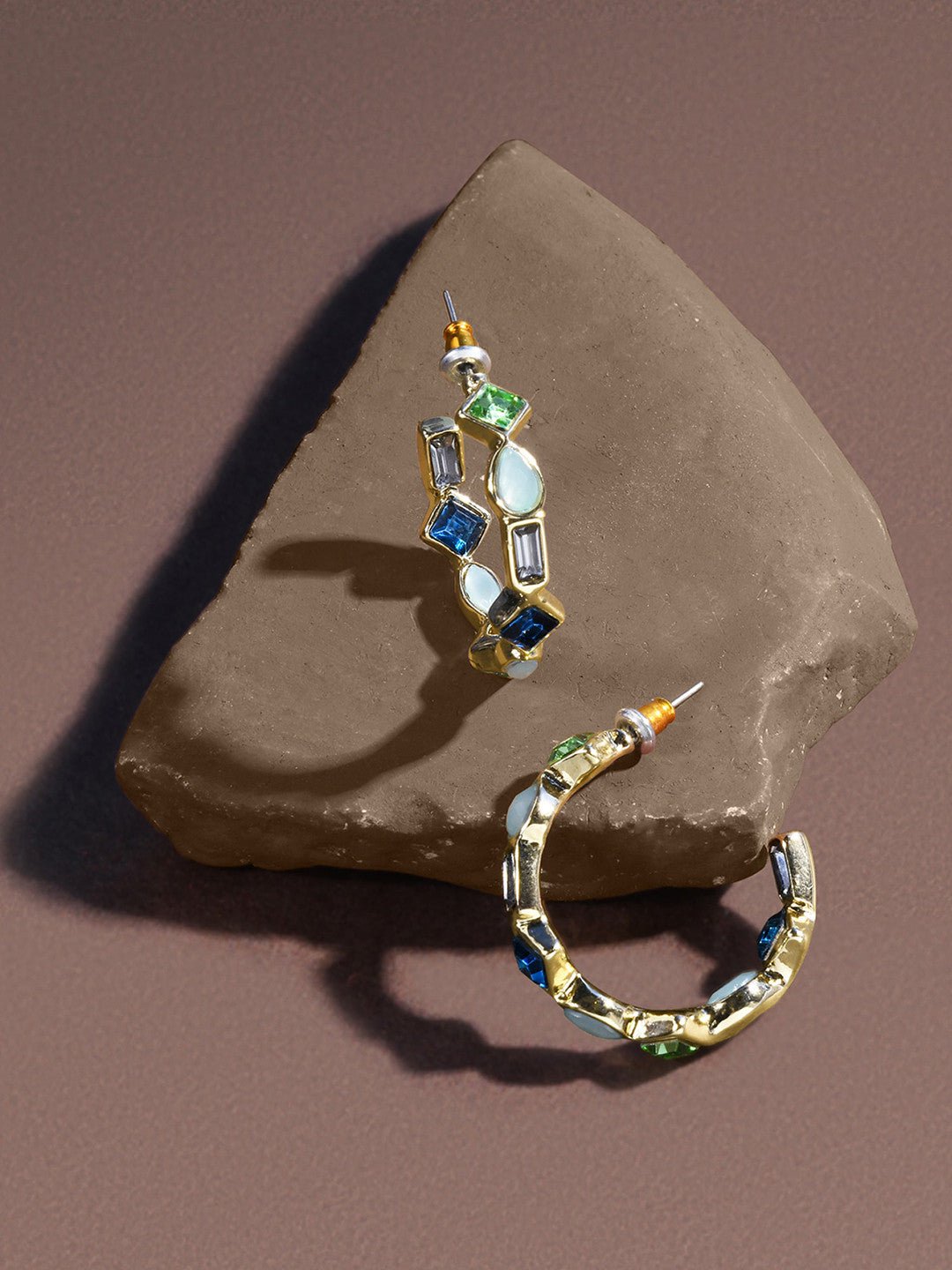 Eclectische stenen oorringen – mode-sieraden – goudkleurig, kunststeen verfraaid – 3 cm lengte
