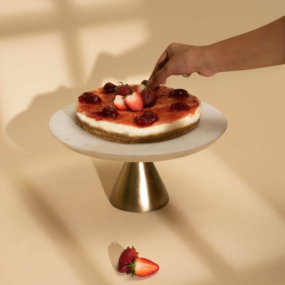 Wit marmeren taartplateau met gouden voet