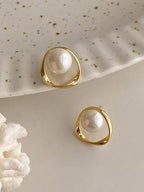 Eigentijdse studs met kralen – vergulde afwerking, gesimuleerde parel