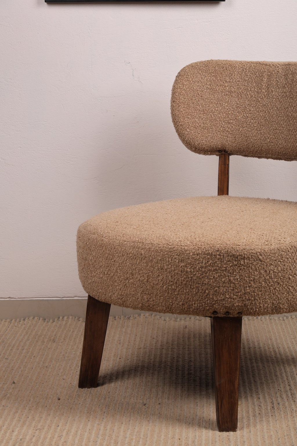 Beige gestoffeerde accentstoel met houten poten