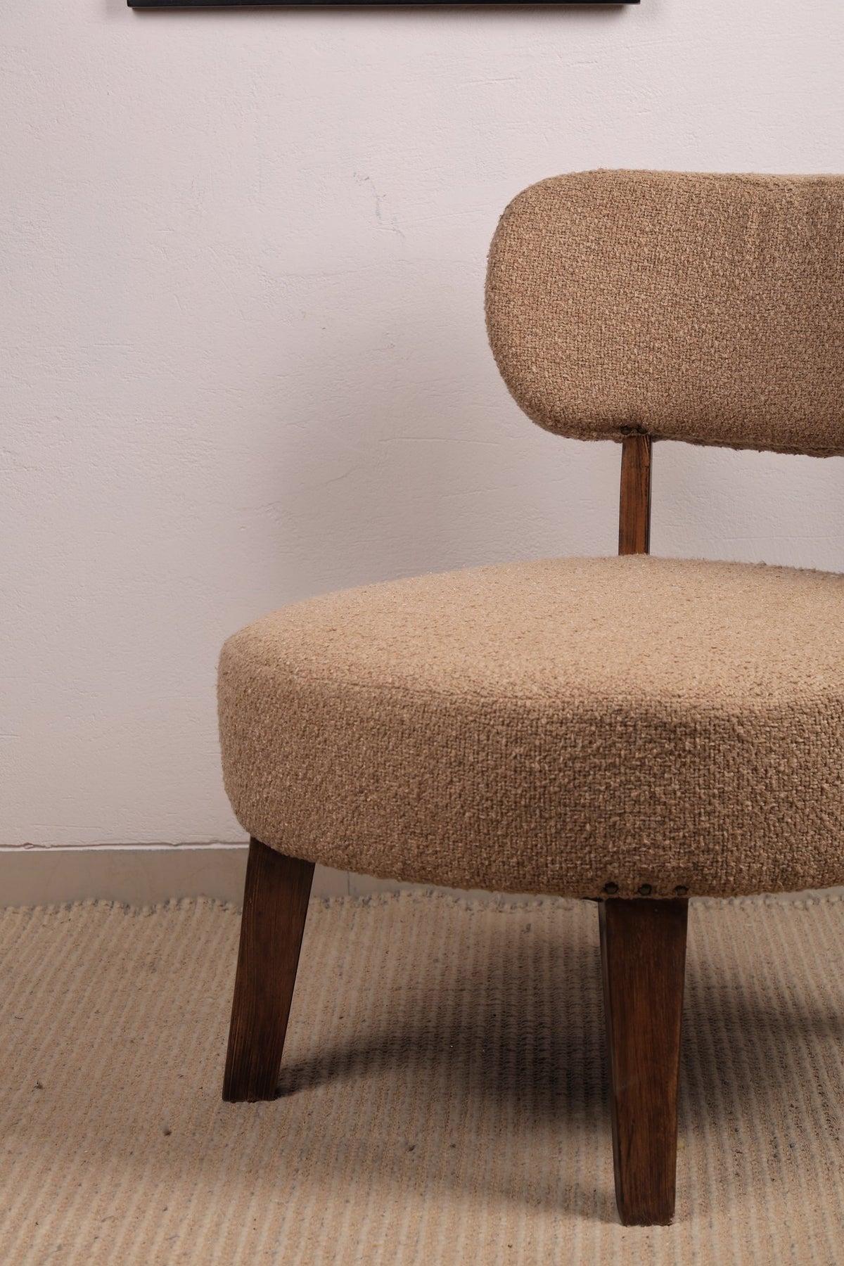 Beige gestoffeerde accentstoel met houten poten