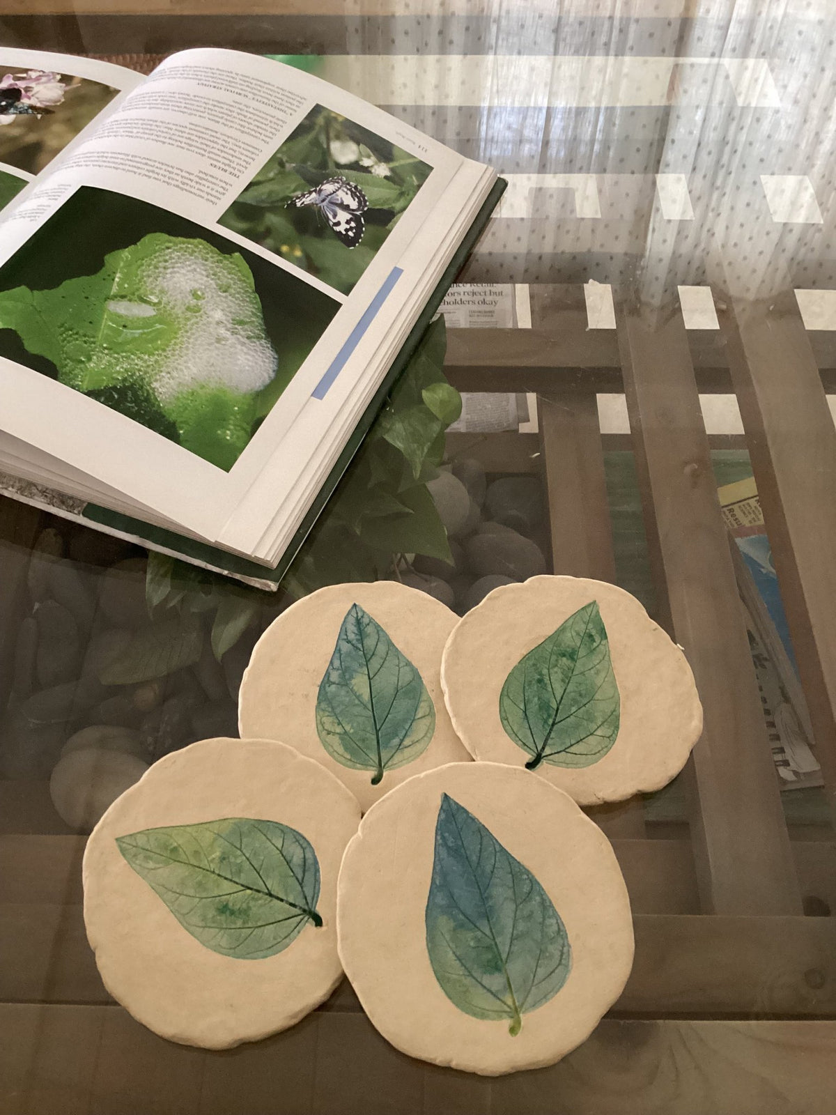 Onderzetters van papier-maché-Harsringar-blad