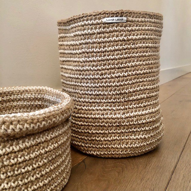 Luna-Leena mand hoog met gebroken witte strepen - jute & katoen - H30cm - hand gehaakt in Nepal