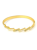 Vergulde armband met kunststenen en studs – basis van legering – afzonderlijk stuk