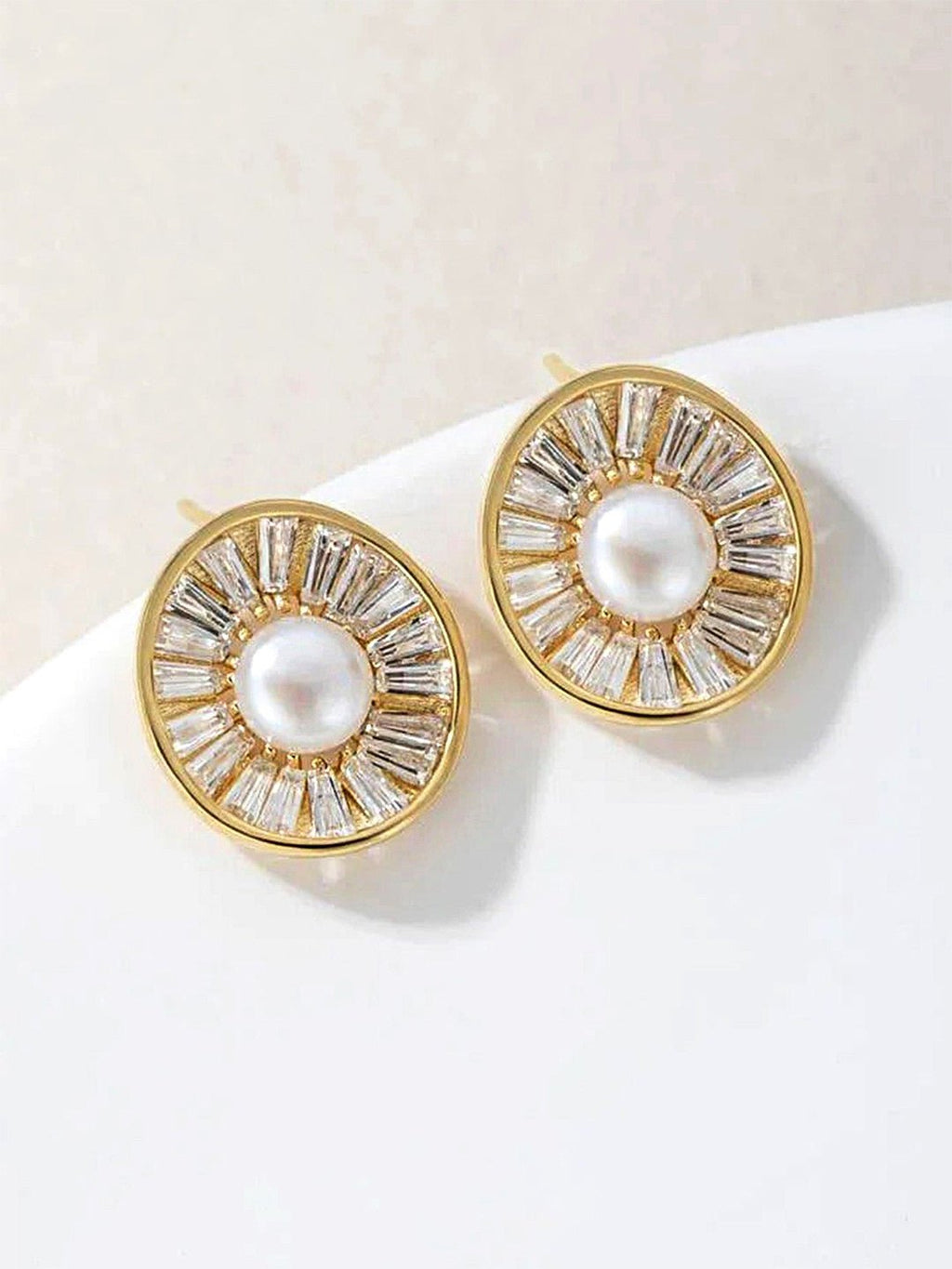 Vergulde AD-vormige studs met studs en parels en kralen – oorknopjes – goudkleurig, Amerikaanse diamant – 1,5 x 1,3 cm
