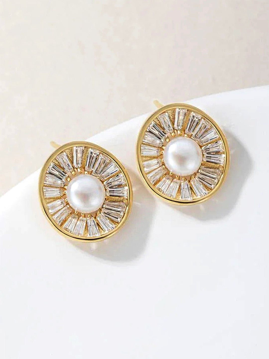 Vergulde AD-vormige studs met studs en parels en kralen – oorknopjes – goudkleurig, Amerikaanse diamant – 1,5 x 1,3 cm