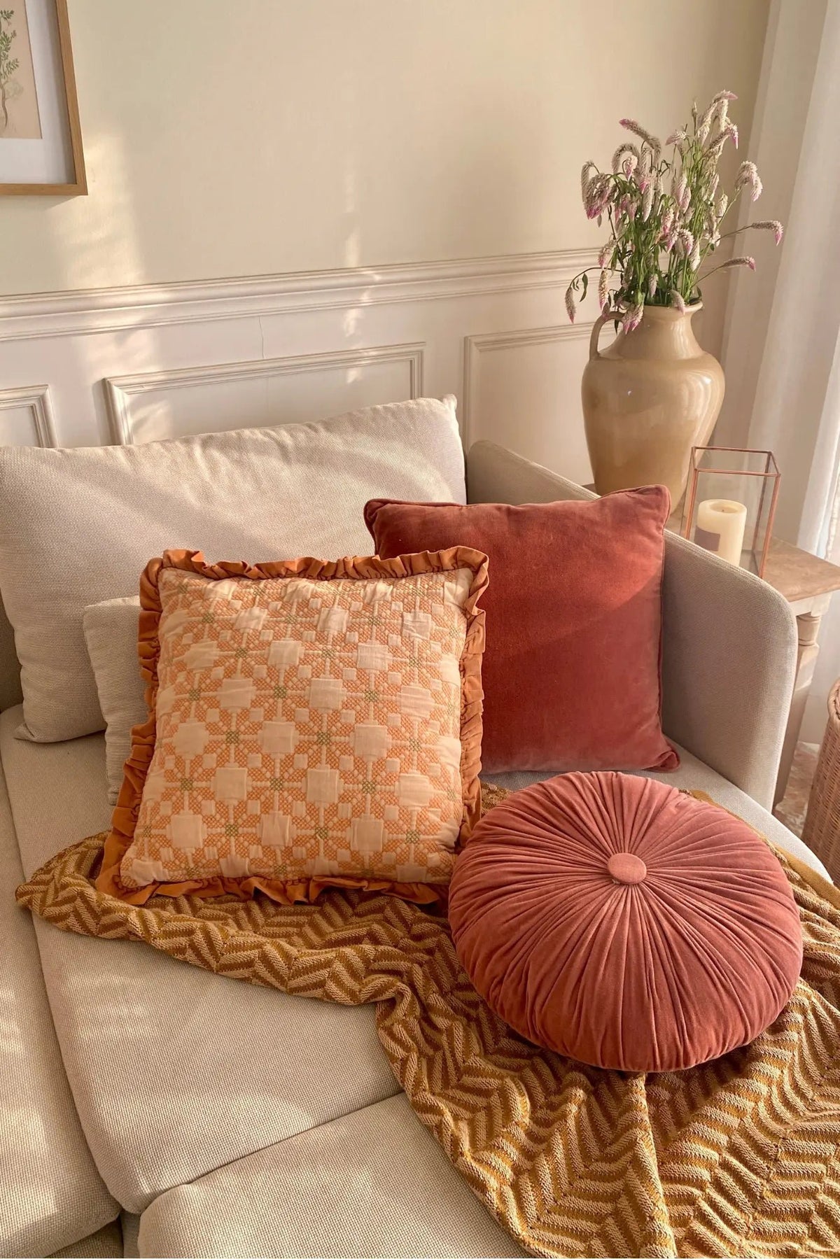 Kussen | Knuffel rabarber fluwelen rond kussen van Sanctuary Living