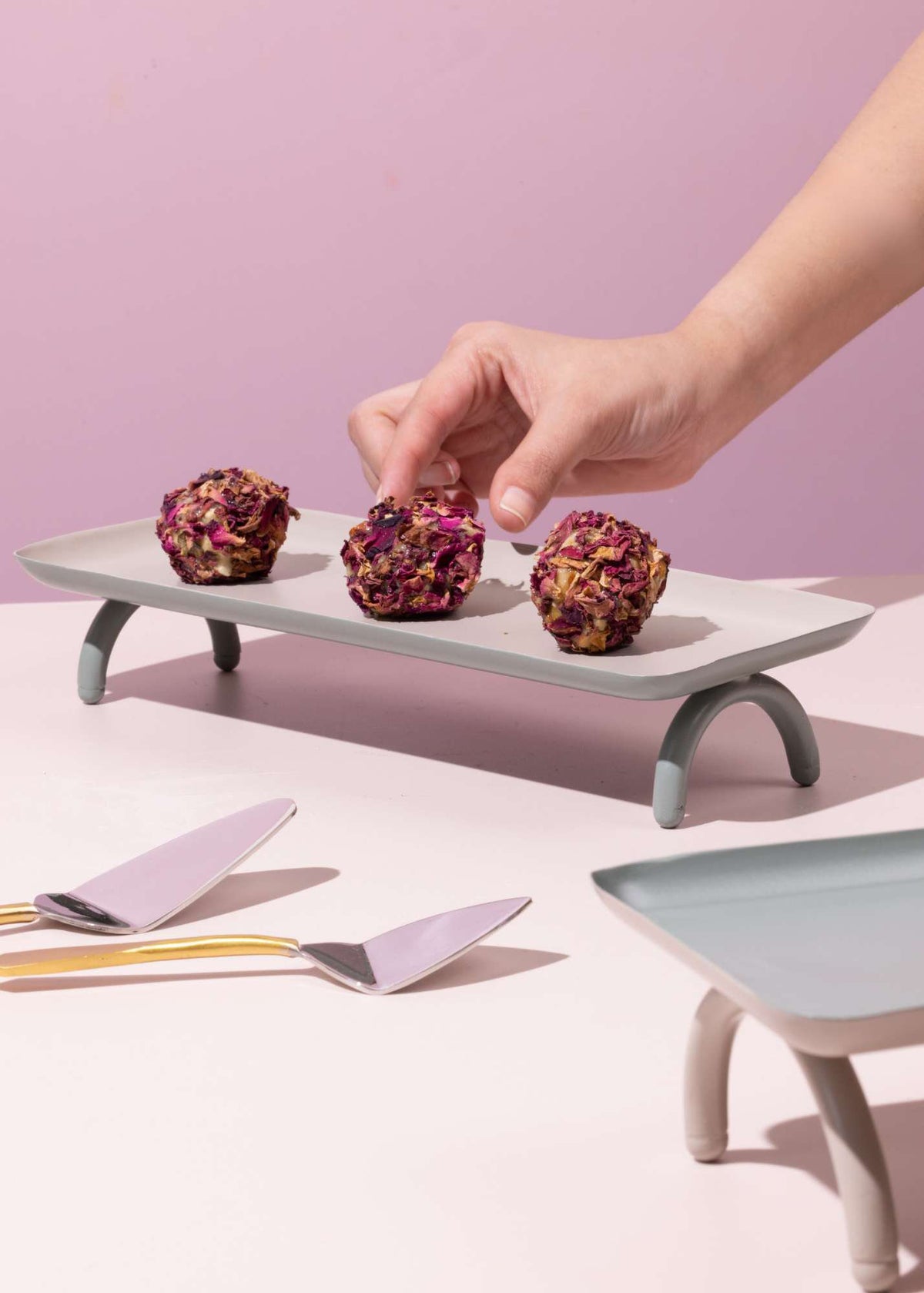 Dienblad met glanzende afwerking Half Moon - Petit met slanke poten