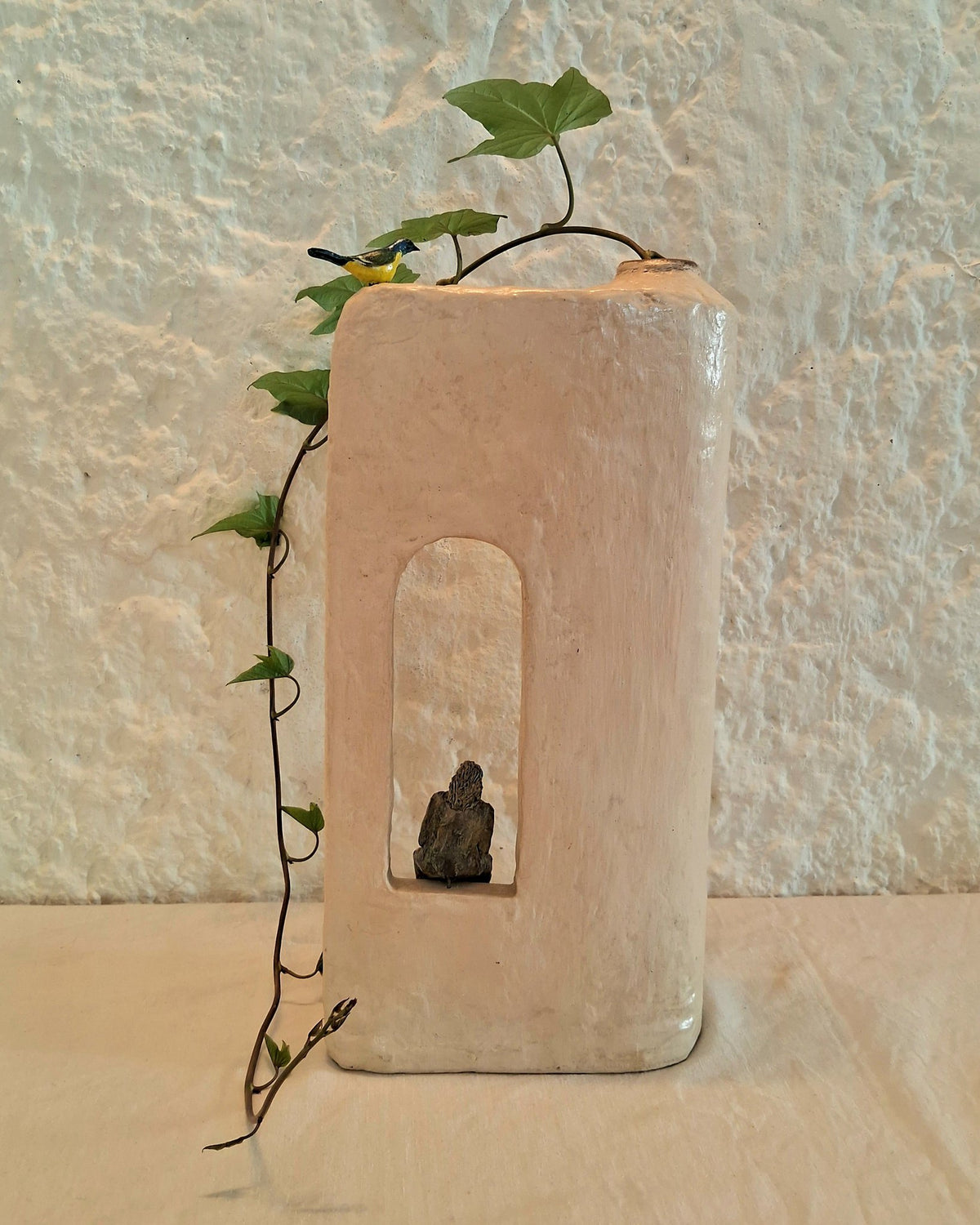 Sculpturale vaas van papier-maché, waarin kunst vorm krijgt en een doel vorm krijgt