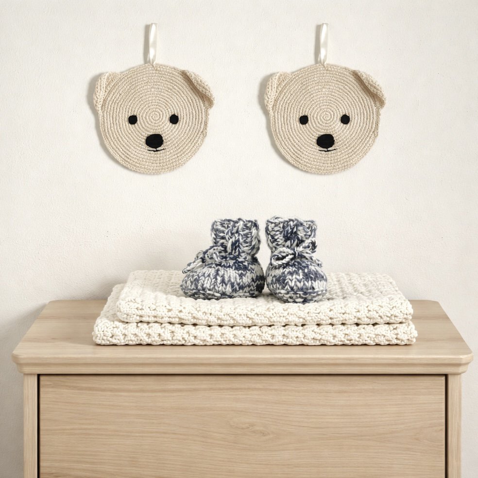 Luna-Leena Ice Bear cadeauhanger - gebroken wit - biologisch katoen - handgehaakt in Nepal