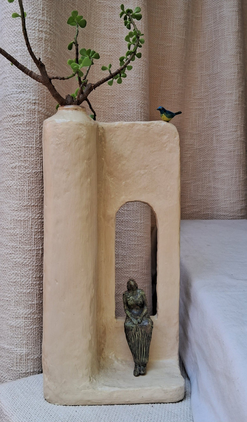Sculpturale vaas van papier-maché, waarin kunst vorm krijgt en een doel vorm krijgt