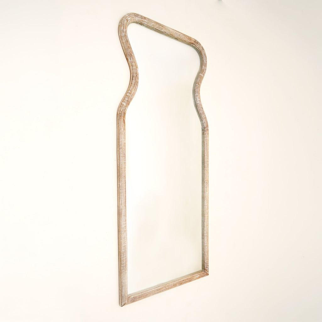 Wandspiegel met gebogen hals in antiek wit mangohouten frame