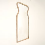 Wandspiegel met gebogen hals in antiek wit mangohouten frame