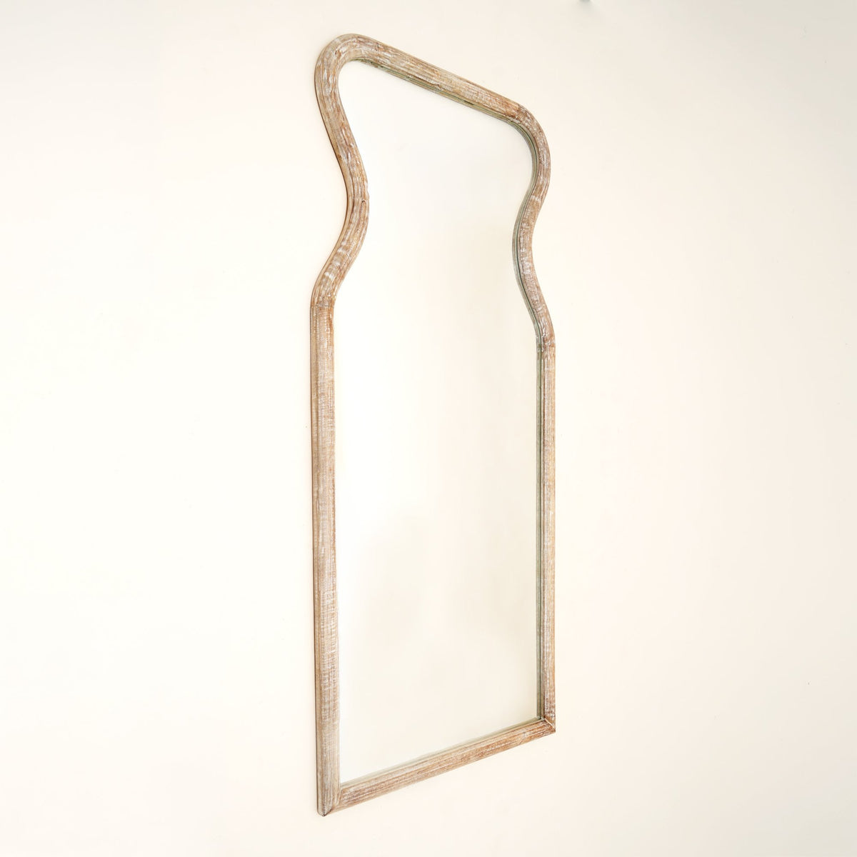 Wandspiegel met gebogen hals in antiek wit mangohouten frame