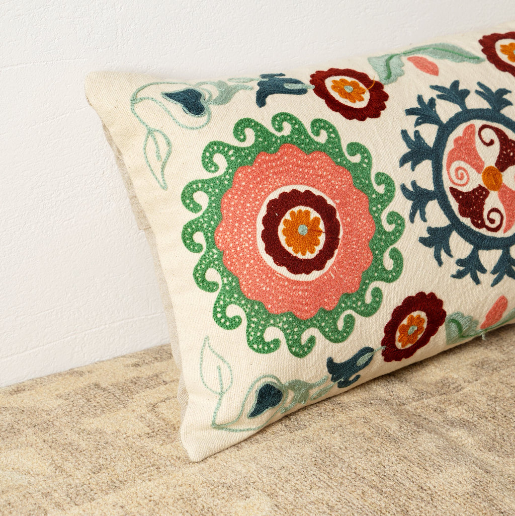 Katoenen bloemenleer geborduurd lendenkussen - 35 x 60 cm