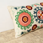 Katoenen bloemenleer geborduurd lendenkussen - 35 x 60 cm