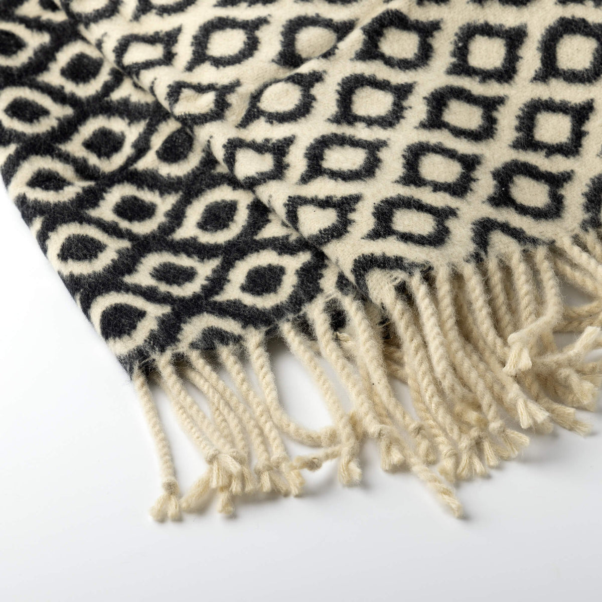 Isabella | Plaid | 150x200 cm Raven | Zwart | Uni | Hoii | 60% katoen 40% acryl