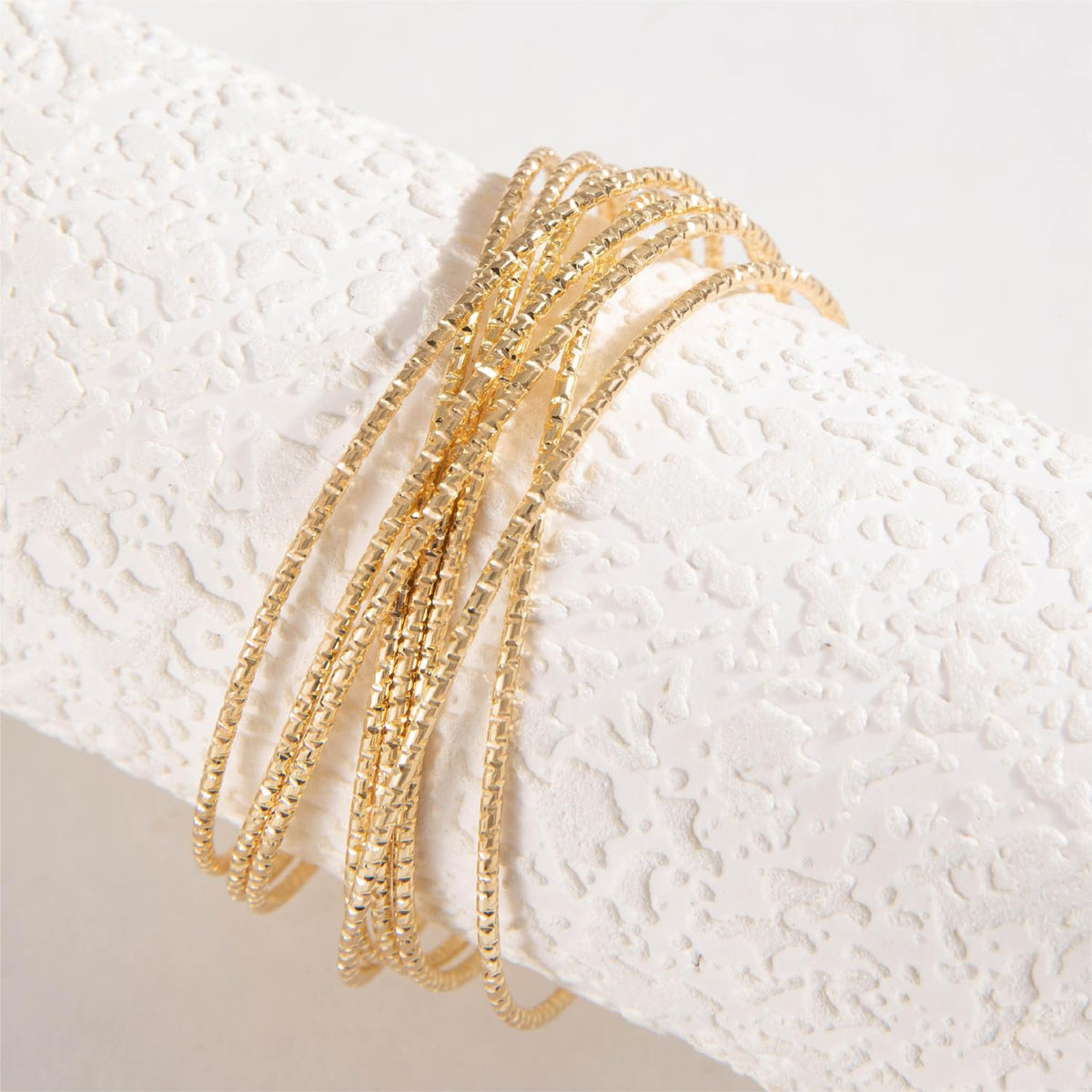 Geometrische dubbel gedraaide Kada-armband – armband met open manchet – vergulde afwerking – verstelbare pasvorm