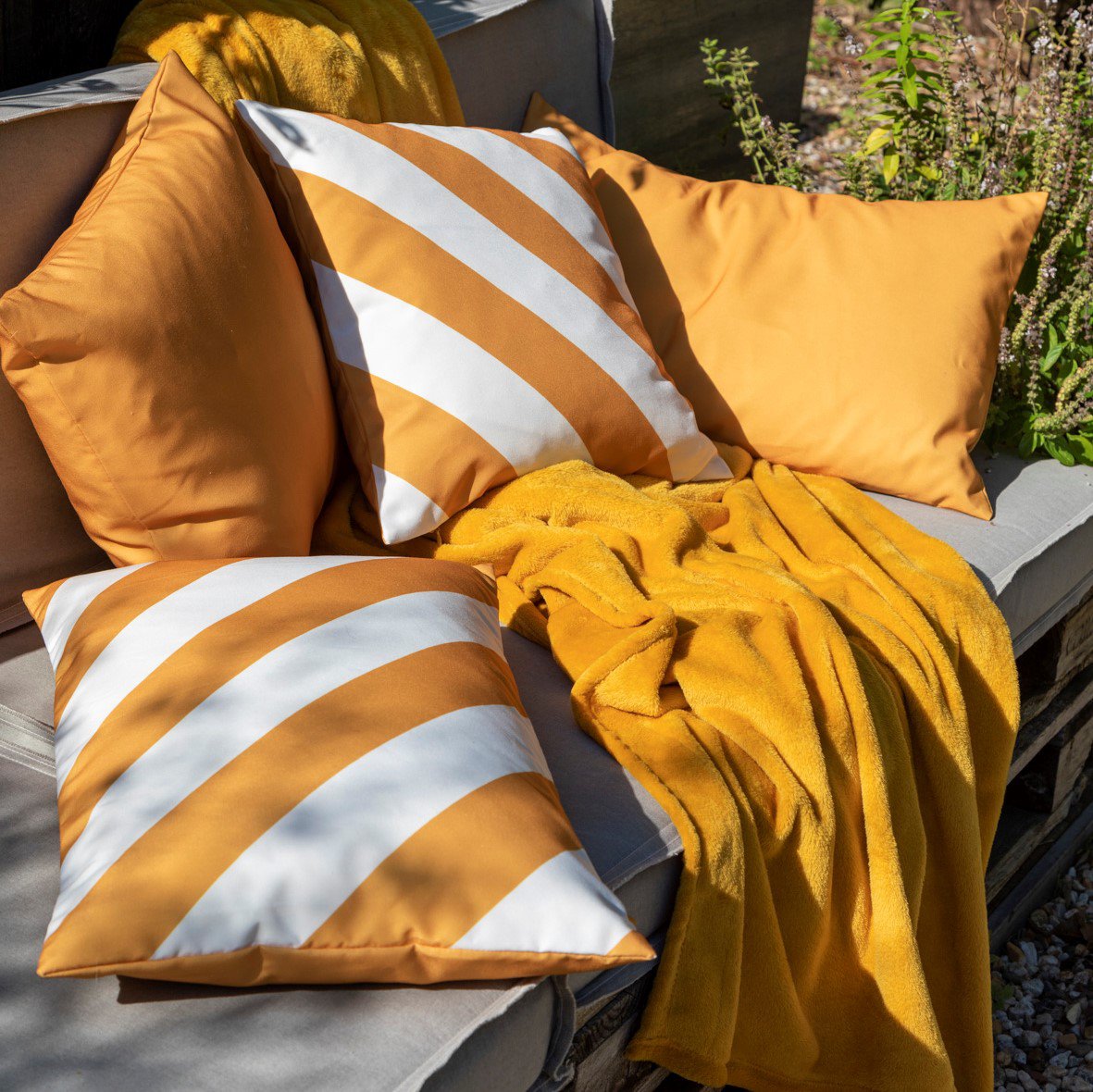 Nederlands decor Santorini - Buitenkussen 40x60 cm - waterafstotende en UV -resistent - Golden Glow - Yellow -ochre