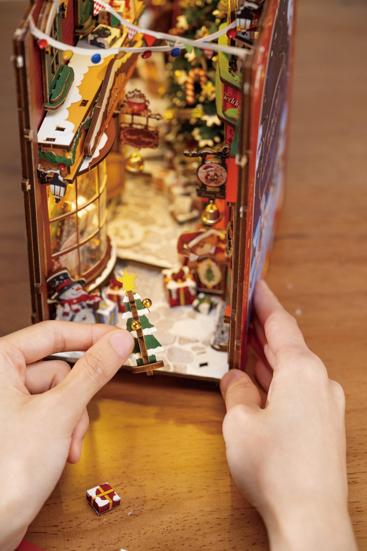 Robotime, DIY Book Nook Boekensteun Christmas Street, TGC06, 19x12,6x25,5cm