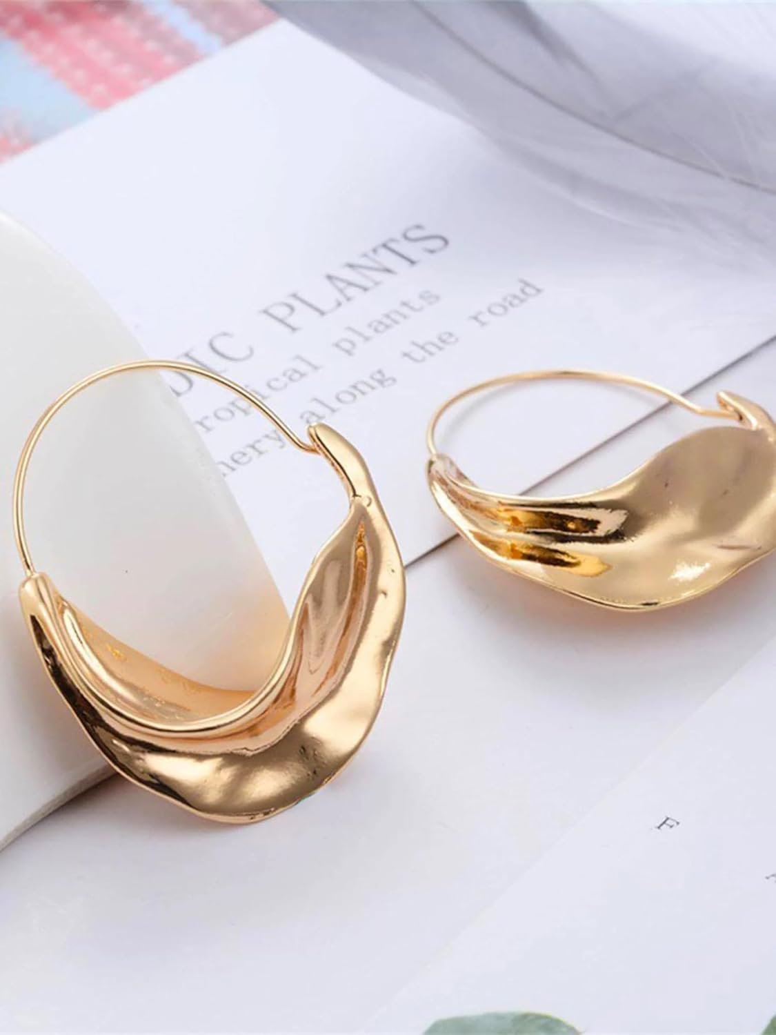 Gedraaide Huggie-oorbellen – goudkleurige mode-sieraden – duurzame afwerking – winkelvoorraad