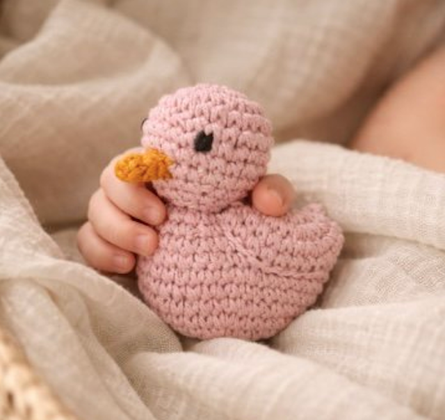 Luna-Leena eendenrammelaar - babyroze - knuffel 0+ - biologisch katoen - handgehaakt in Nepal