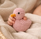 Luna-Leena eendenrammelaar - babyroze - knuffel 0+ - biologisch katoen - handgehaakt in Nepal