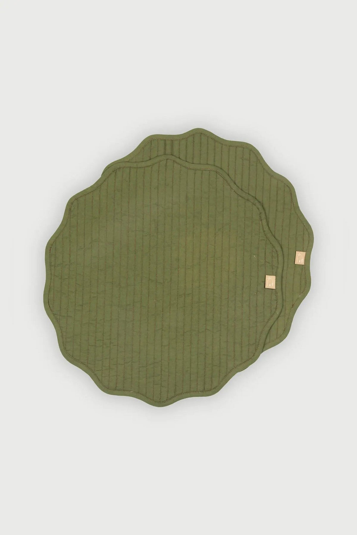 Tafelmat | Viola Scallop Carmine gewatteerde ronde tafelmatten-set van 2 van Sanctuary Living