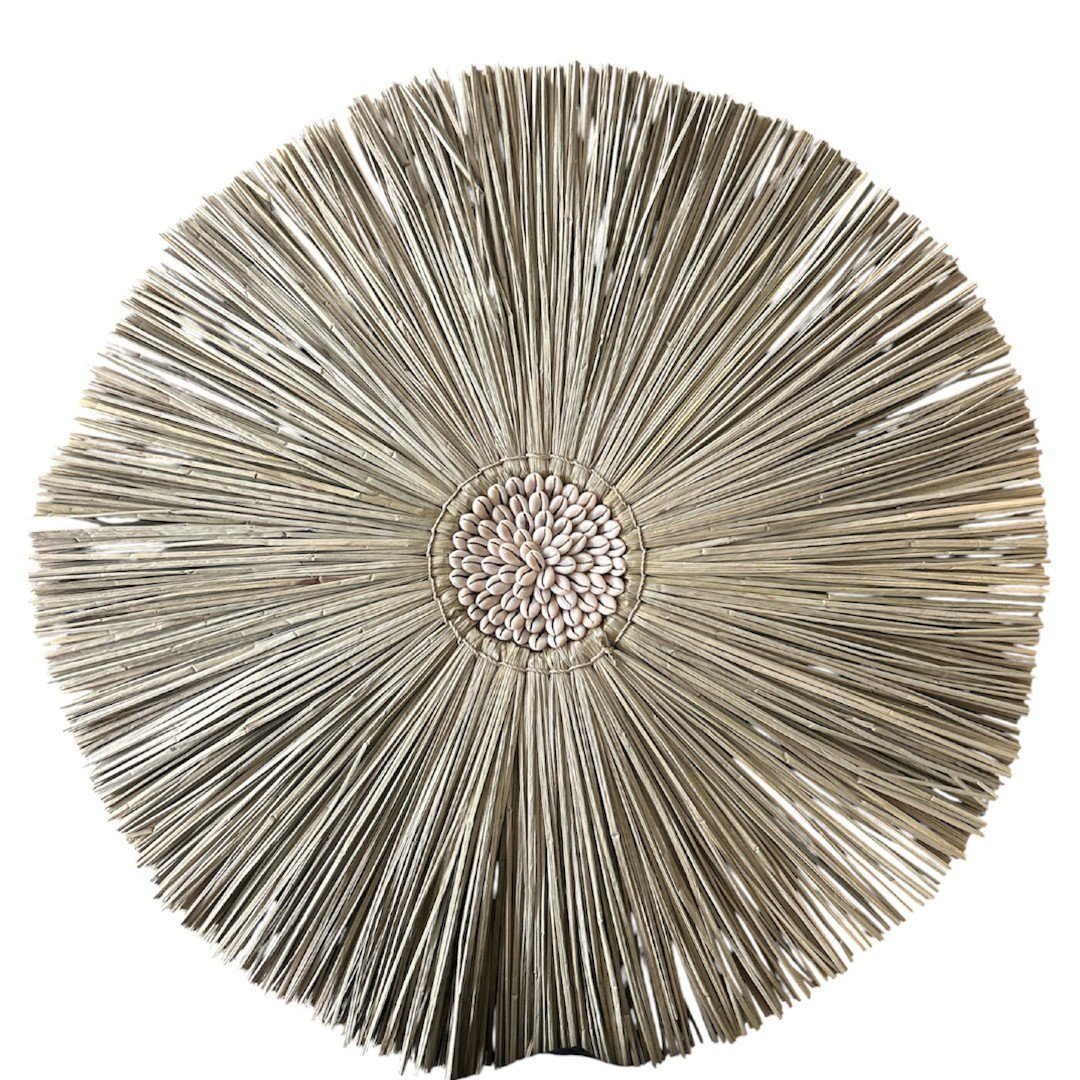 Grascirkel met kauri schelpen