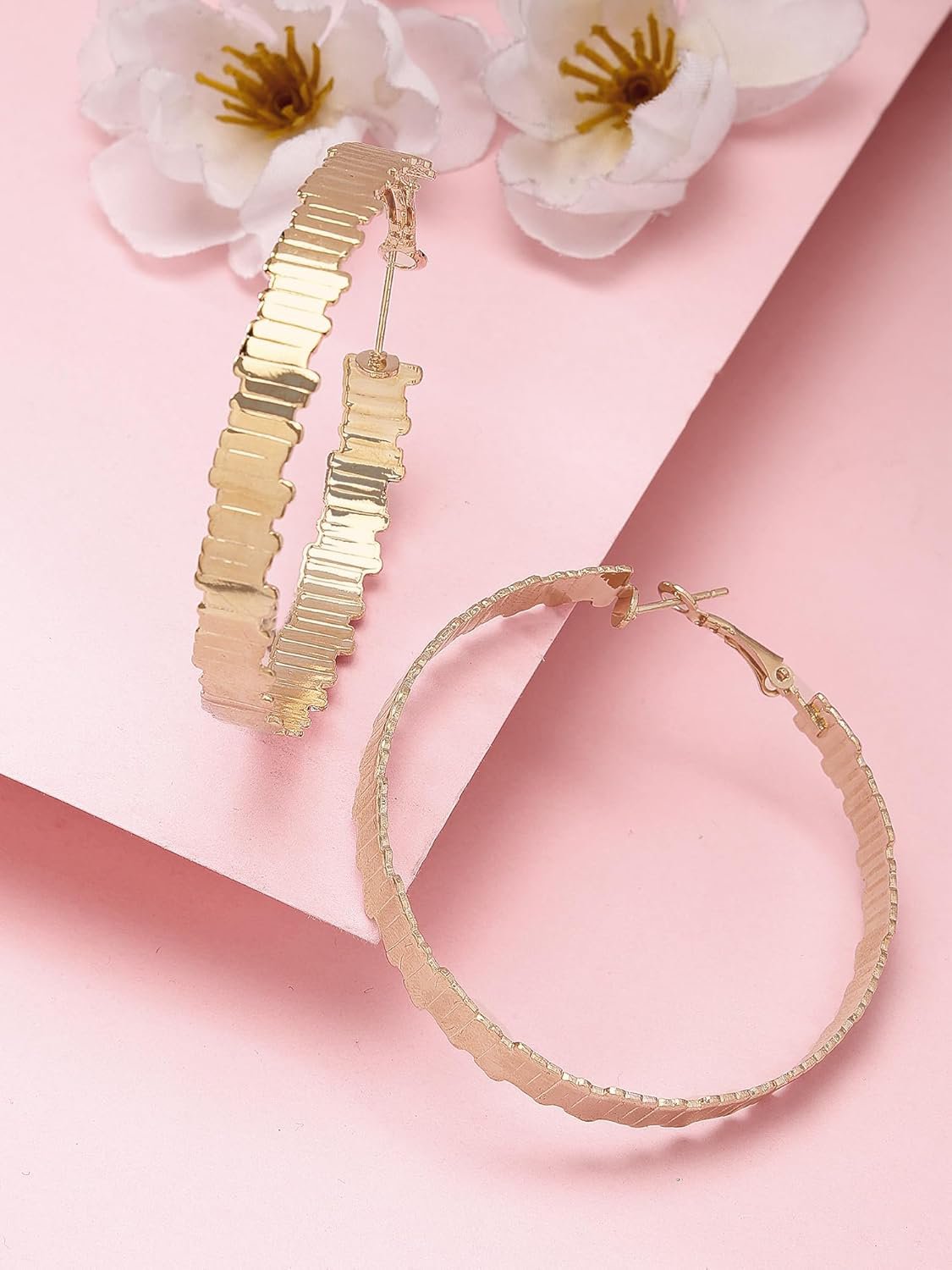 Getextureerde hedendaagse oorringen – damesmode sieraden voorraad – verguld – paar
