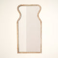 Wandspiegel met gebogen hals in antiek wit mangohouten frame