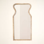 Wandspiegel met gebogen hals in antiek wit mangohouten frame