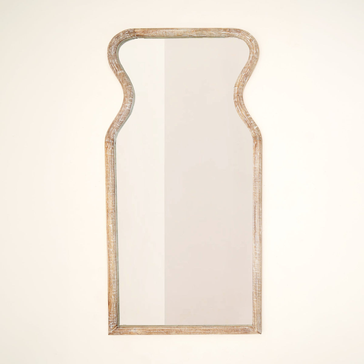 Wandspiegel met gebogen hals in antiek wit mangohouten frame