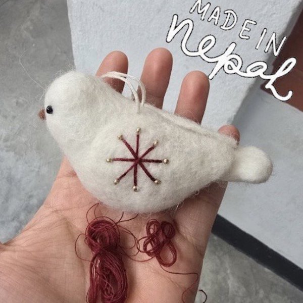 Luna-Leena vogel hangend ornament - bordeaux rode sterren - wol - handgemaakt in Nepal