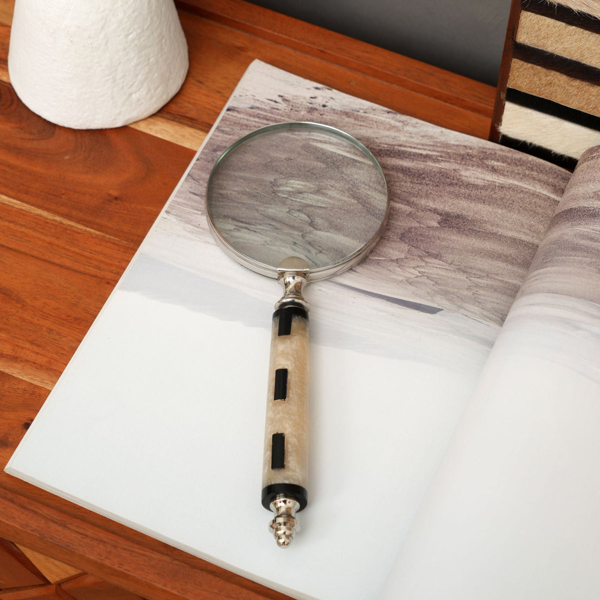 Decoratief vergrootglas – zwart-wit handvat