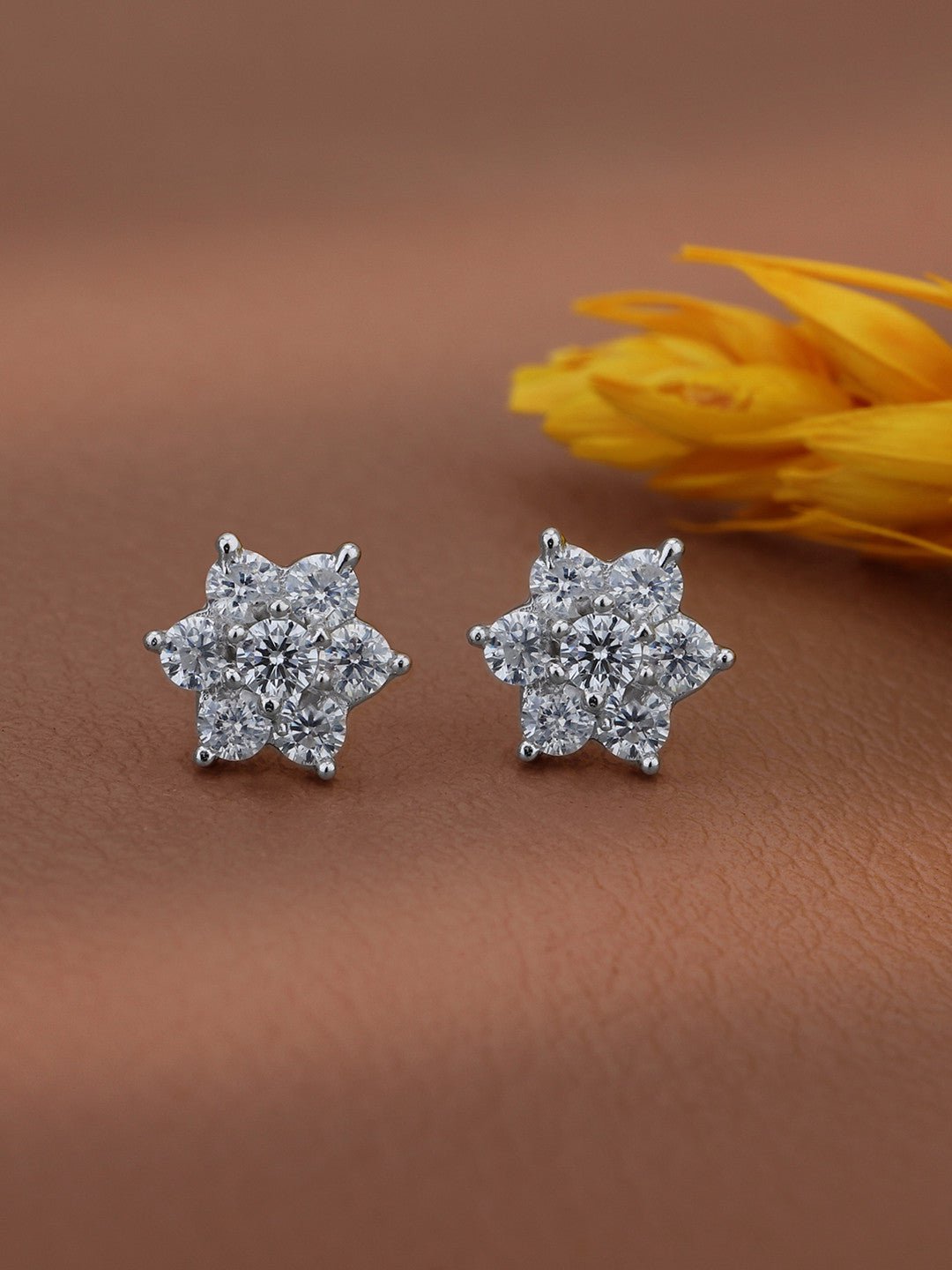 925 Sterling Zilver Gerhodineerde CZ Bloemen Stud Oorbel – Klein – 1,00 cm