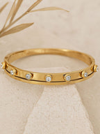 Vergulde armband met studs – modeaccessoire – legering en kunststenen – 6,3 x 5,8 cm