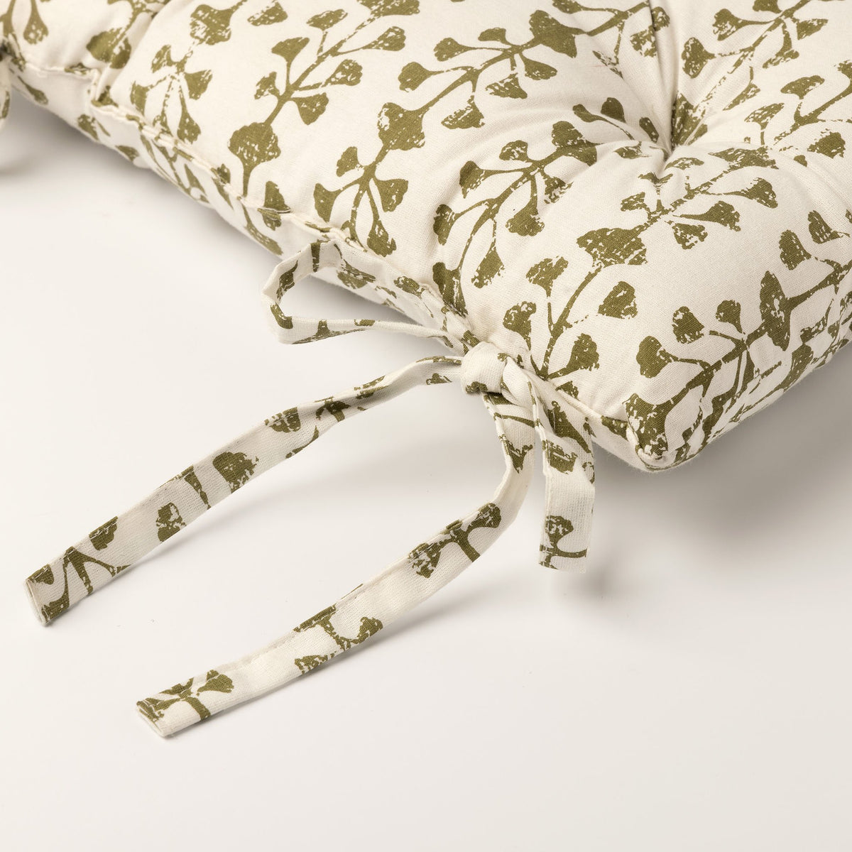 Dutch Decor Francine - Stoelkussen 40x40 cm - Bladpatroon - Met striklinten - Groen Mos - Groen