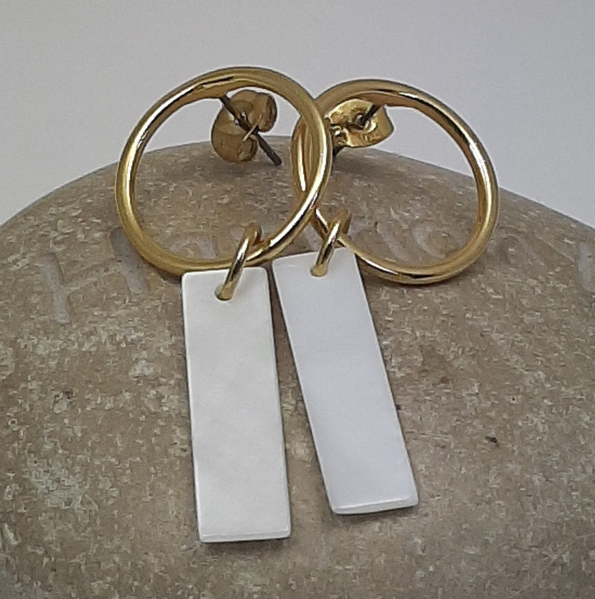 Ronde oorbel met schelp hanger