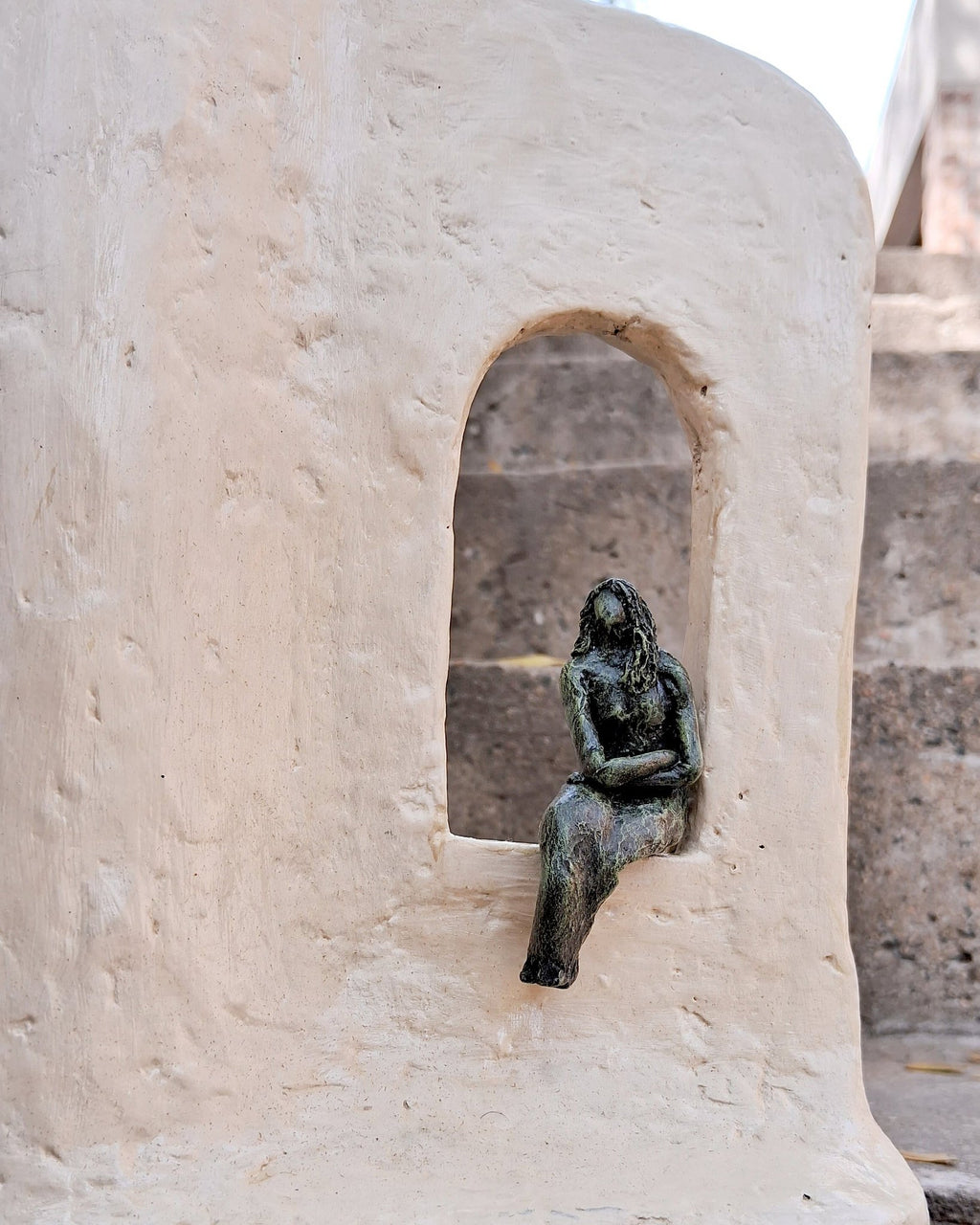 Sculpturaal papier-maché vaas-damebeeldje