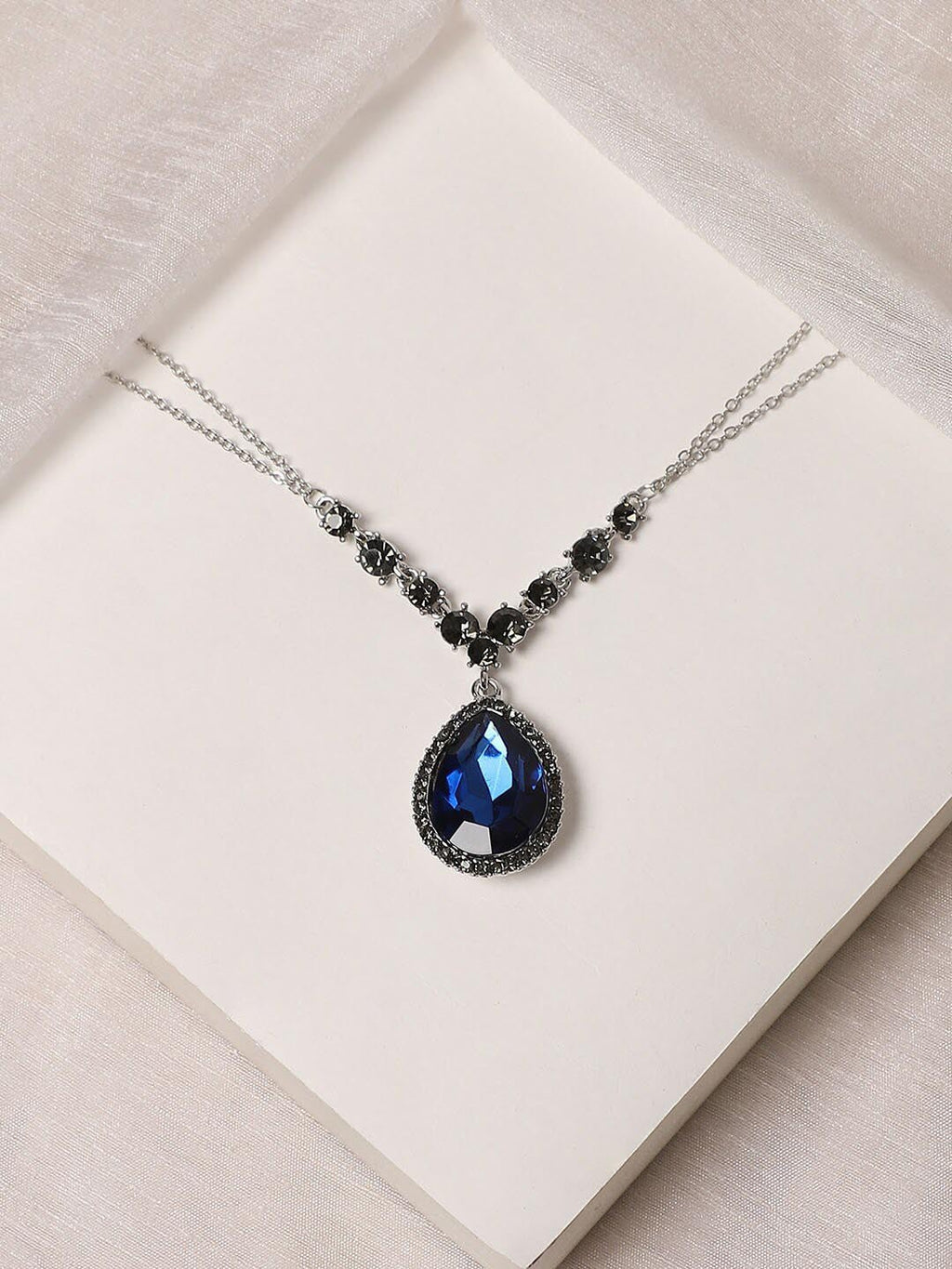 Ketting met blauwe stenen – verzilverde legeringssieraden – lengte 42 cm