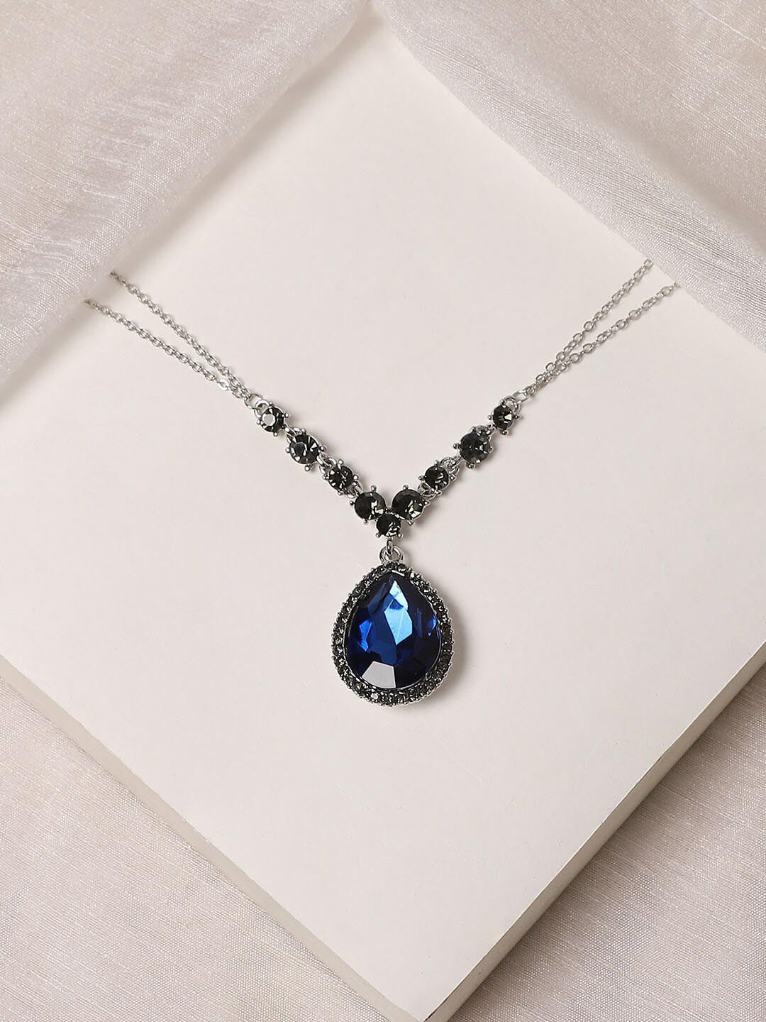 Ketting met blauwe stenen – verzilverde legeringssieraden – lengte 42 cm