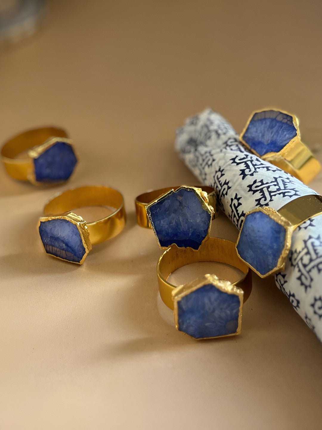 Blauw- en goudkleurige kristallen agaat servetringen – eetservies – metaal, met agaat verfraaid – 6-delige set