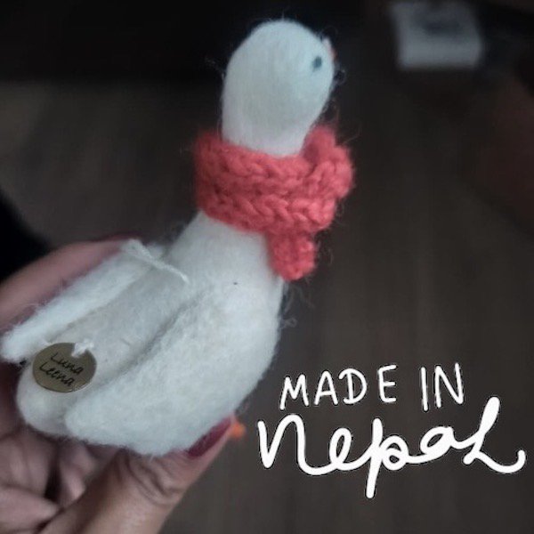 Luna-Leena eend ‘Josephine’ ornament met sjaal en parel enkelbandje - rood - wol - handgemaakt in Nepal