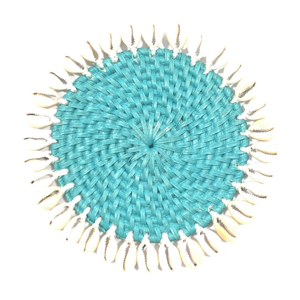 Rotan onderzetter met kauri schelpen