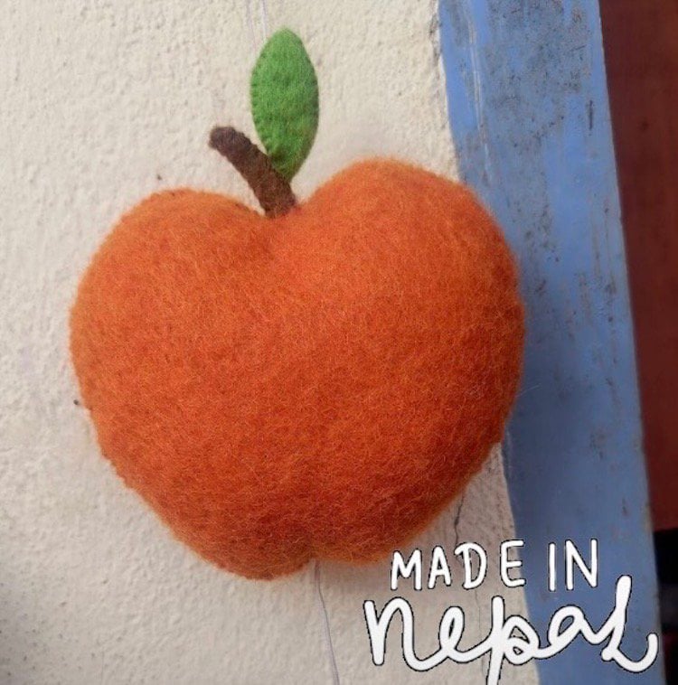 Luna-Leena appelmuziekdoos - warm oranje wol - handgemaakt in Nepal