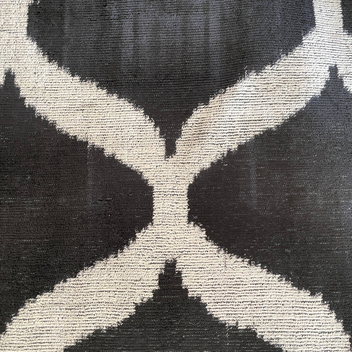 Velvet Ikat Kussen Black Beauty