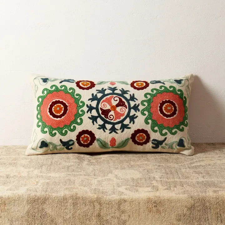 Katoenen bloemenleer geborduurd lendenkussen - 35 x 60 cm